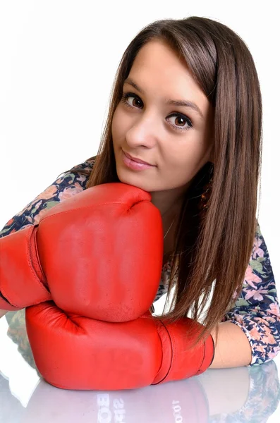 Close up de boxeador feminino sobre branco — Fotografia de Stock