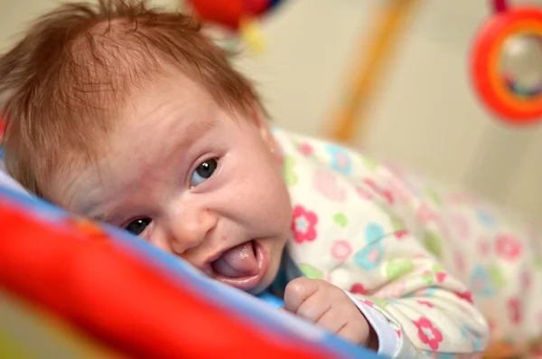 Feliz bebê brincando no bebê ginásio brinquedo — Fotografia de Stock