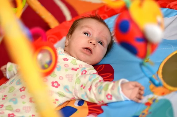 행복 한 아기 아기 체육관 장난감에서 재생 — 스톡 사진