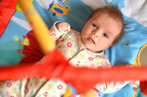 Bambino felice che gioca nel giocattolo della palestra del bambino — Foto Stock
