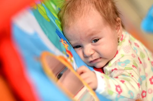 Glücklich Baby spielt in Baby-Turnhalle Spielzeug — Stockfoto