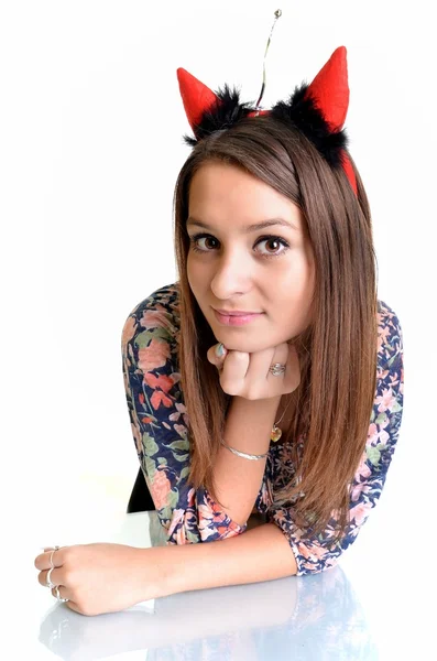 Vrij jong meisje draagt een sexy duivel kostuum met een drietand, geïsoleerd — Stockfoto