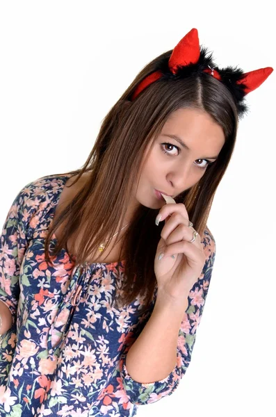 Hübsches junges Mädchen trägt ein sexy Teufelskostüm mit einem Dreizack, isoliert — Stockfoto