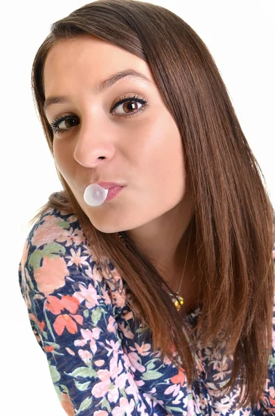 Schöne Mädchen macht eine Blase aus Kaugummi — Stockfoto
