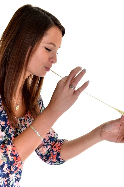 Mooi meisje maken een zeepbel van kauwgom — Stockfoto