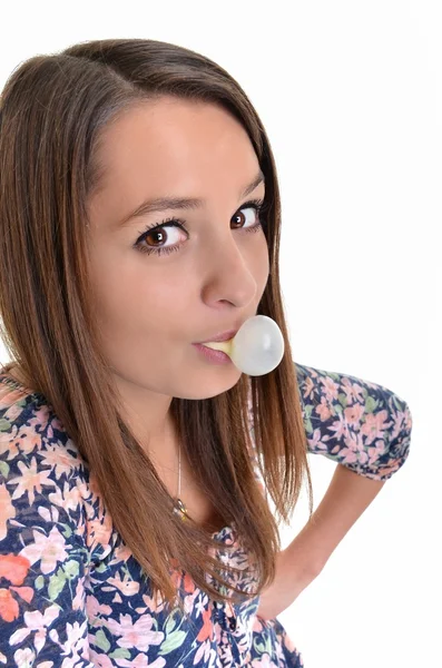 Hermosa chica haciendo una burbuja de goma de mascar — Foto de Stock