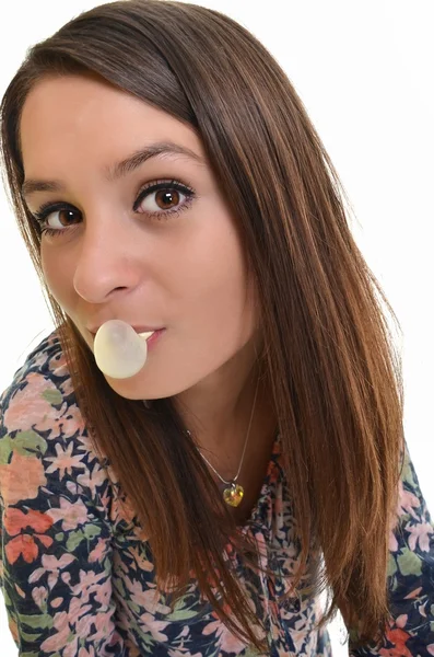 Hermosa chica haciendo una burbuja de goma de mascar — Foto de Stock