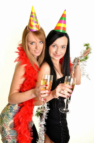 Две красивые женщины празднуют — стоковое фото