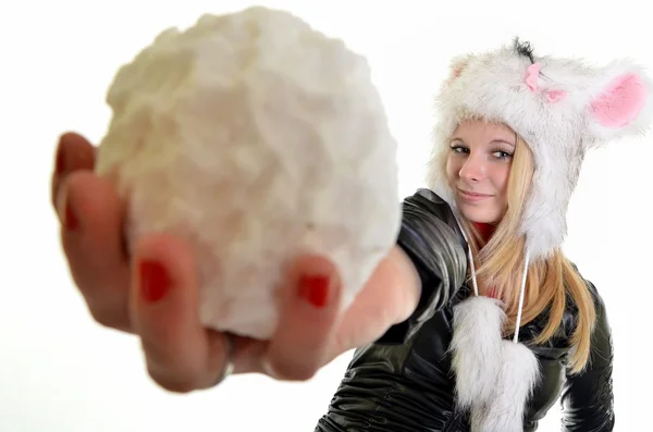 Krásná žena v teplé oblečení s sněhová koule detailní portrét — Stock fotografie