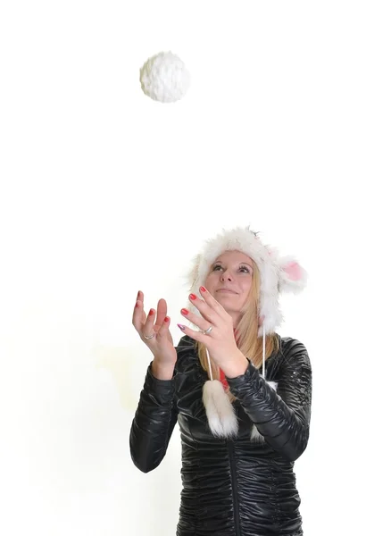 Vacker kvinna i varma kläder med snöboll närbild porträtt — Stockfoto