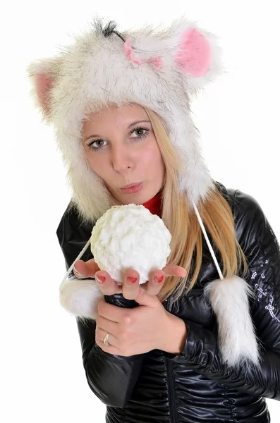 Bella donna in abiti caldi con palla di neve ritratto primo piano Fotografia Stock