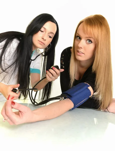 Ženský lékař a pacient islolated na bílém pozadí — Stock fotografie