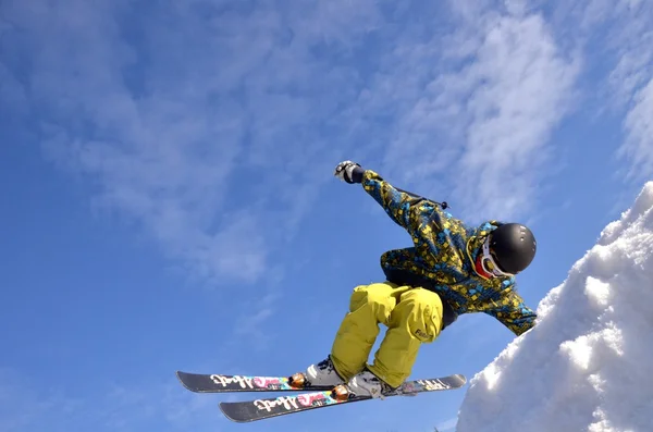 滑雪运动员在跳谱仪山在阳光灿烂的日子. — 图库照片