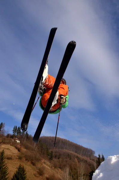 晴天，滑雪者在高山上跳跃. — 图库照片