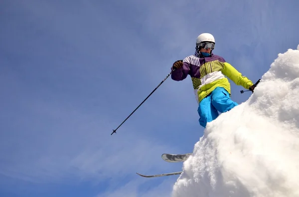 Snowboardista na skok inhigh hory za slunečného dne. — Stock fotografie