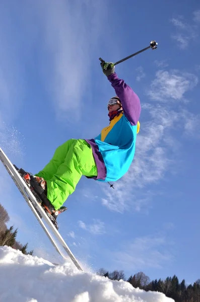 Skier at jump inhigh mountains at sunny day. — Stock Photo, Image