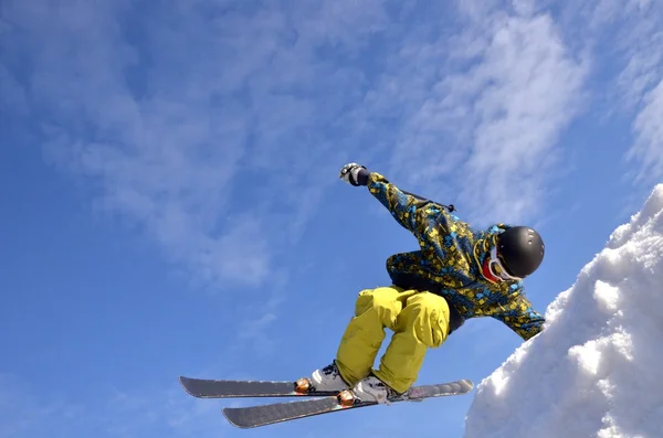 Skiër op sprong inhigh bergen op zonnige dag. — Stockfoto
