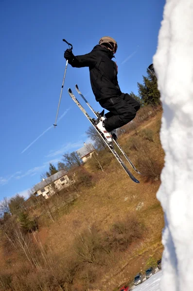 晴れた日にジャンプ高山のスキーヤー. — ストック写真