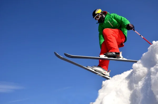 Esquiador en salto en las altas montañas en el día soleado . —  Fotos de Stock