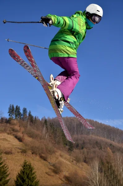 滑雪运动员在跳谱仪山在阳光灿烂的日子. — 图库照片