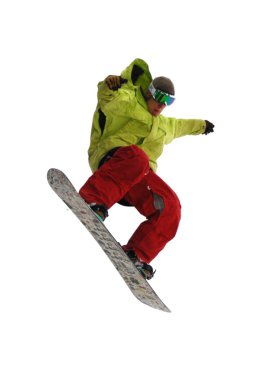 Güneşli bir günde yüksek dağlara atlayan snowboardcu..