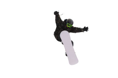 Güneşli bir günde yüksek dağlara atlayan snowboardcu..