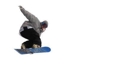 Güneşli bir günde yüksek dağlara atlayan snowboardcu..