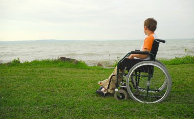 adam açık havada plaj keyfi tekerlekli sandalyede