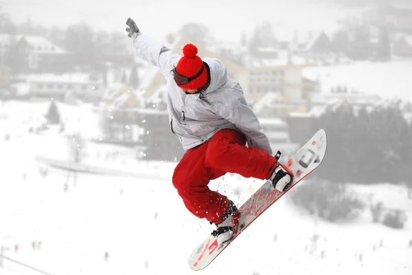 Snowboarder en salto inhigh montañas en día soleado. — Foto de Stock