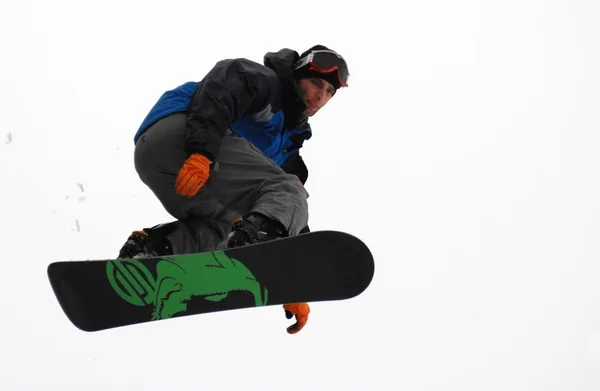 Snowboarder no salto emaltas montanhas no dia ensolarado. — Fotografia de Stock