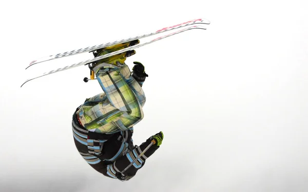 Сноубордист при прыжке в горы в солнечный день. — стоковое фото