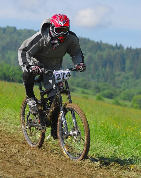Un giovane maschio a cavallo di una mountain bike all'aperto — Foto Stock