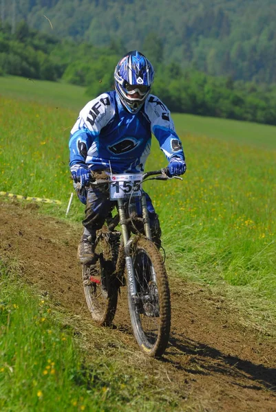 Bicicleta profissional downhill competição final — Fotografia de Stock