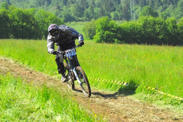 Um jovem macho montando uma bicicleta de montanha ao ar livre — Fotografia de Stock