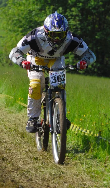 Gara finale professionale di discesa in bicicletta — Foto Stock