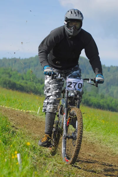 Mladý muž, jízda na horském kole venkovní — Stock fotografie