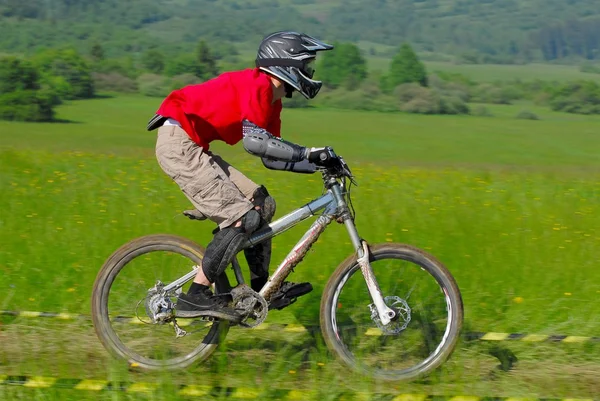 Gara finale professionale di discesa in bicicletta — Foto Stock