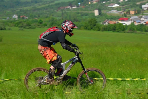 Bicicleta profissional downhill competição final — Fotografia de Stock