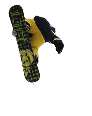 Güneşli bir günde yüksek dağlara atlayan snowboardcu..