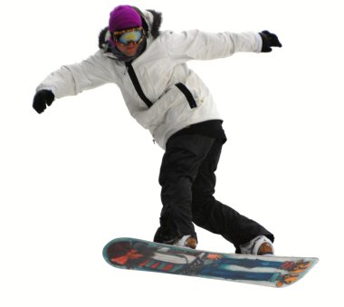 Güneşli bir günde yüksek dağlara atlayan snowboardcu..