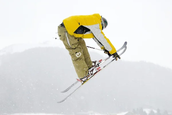 Freeskier jumping — Fotografie, imagine de stoc