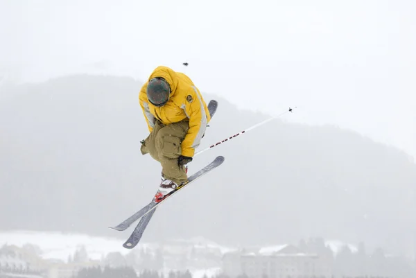 Freeskier 跳跃 — 图库照片