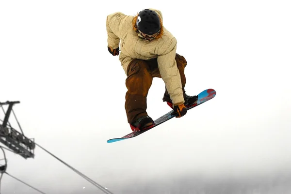 晴天，滑雪者在高山上跳跃. — 图库照片