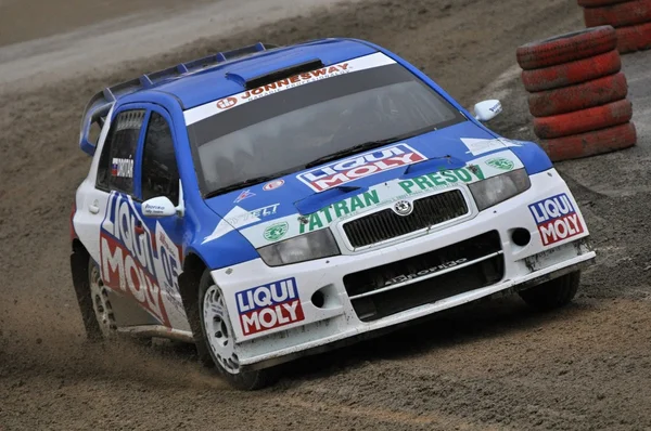 Rally carro passando em uma pista de terra — Fotografia de Stock