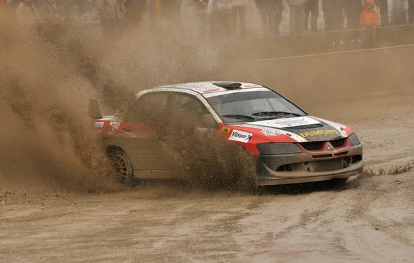 Rally carro passando em uma pista de terra — Fotografia de Stock