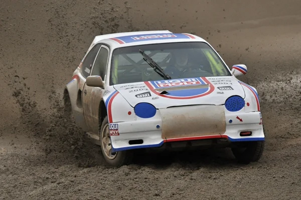Rallybil som passerar på en lera spår — Stockfoto