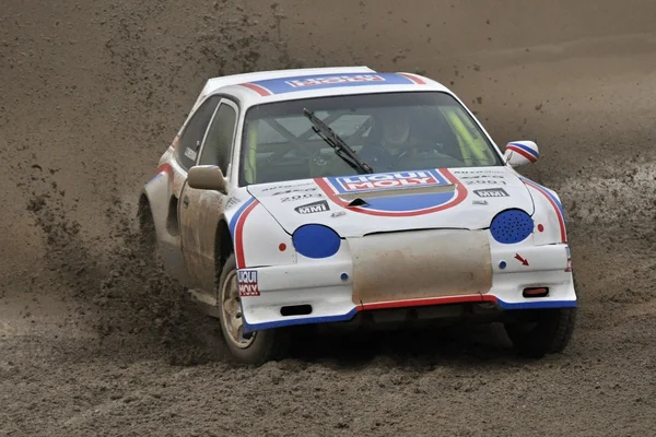 Rally de coches pasando por una pista de barro —  Fotos de Stock