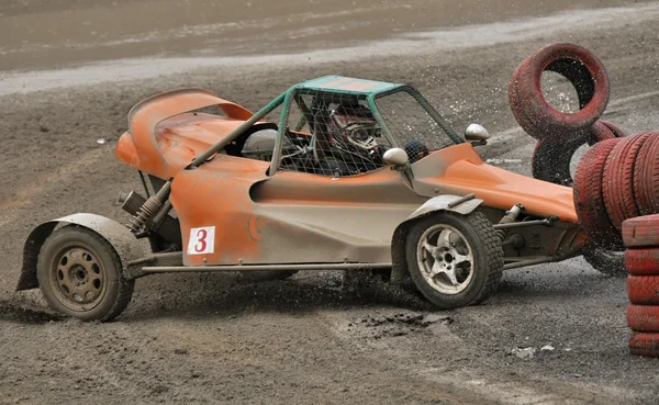 Rally auto passeren op een modder-track — Stockfoto