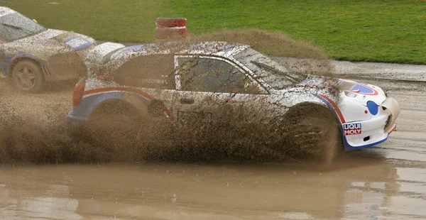 Rallybil som passerar på en lera spår — Stockfoto