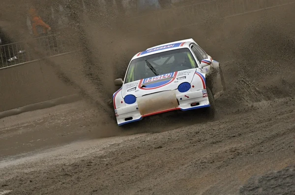Rally auto passando su una pista di fango — Foto Stock